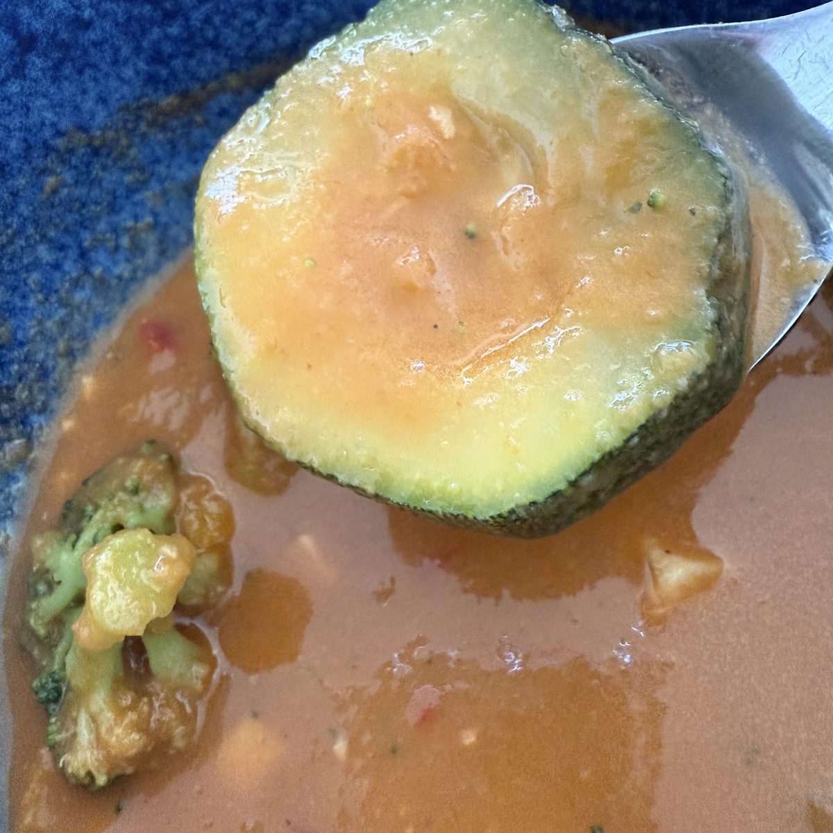 GREEN SPOONのビスクポタージュに入っていたズッキーニをスプーンですくったところ