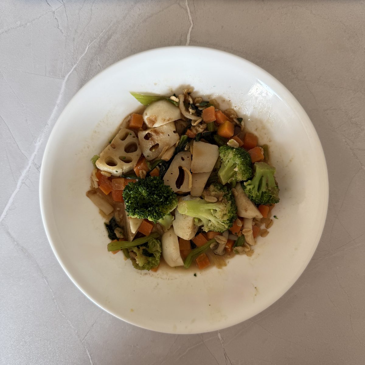 GREEN SPOONのサラダ Oideyasu（根菜たっぷり京味噌風ジンジャーサラダ）。れんこん・にんじん・ブロッコリー・きのこを白い皿に盛った状態