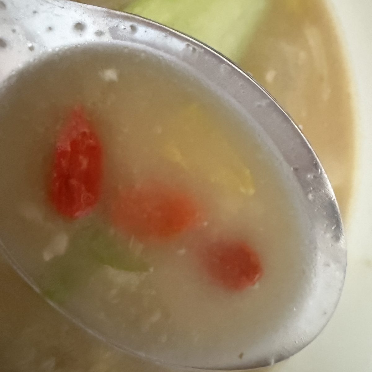 GREEN SPOONのスープ someday（九条ねぎとチキンブロスの野菜たっぷり参鶏湯）。白濁したスープにトマトと野菜が入っている